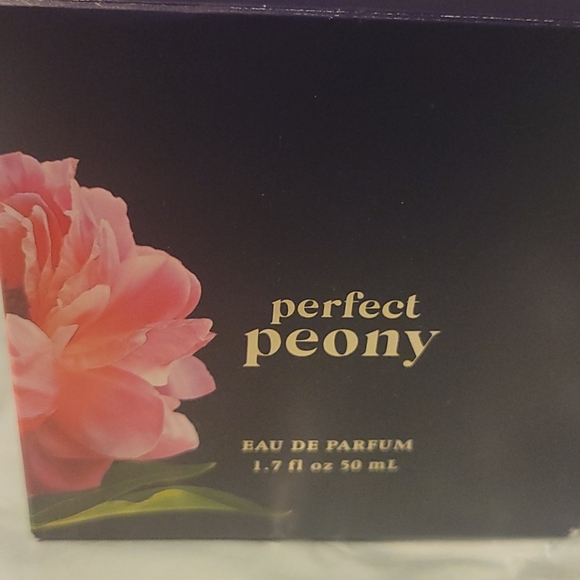 Perfect Peony 4-PC Costmetic Set - Picture 11 of 16